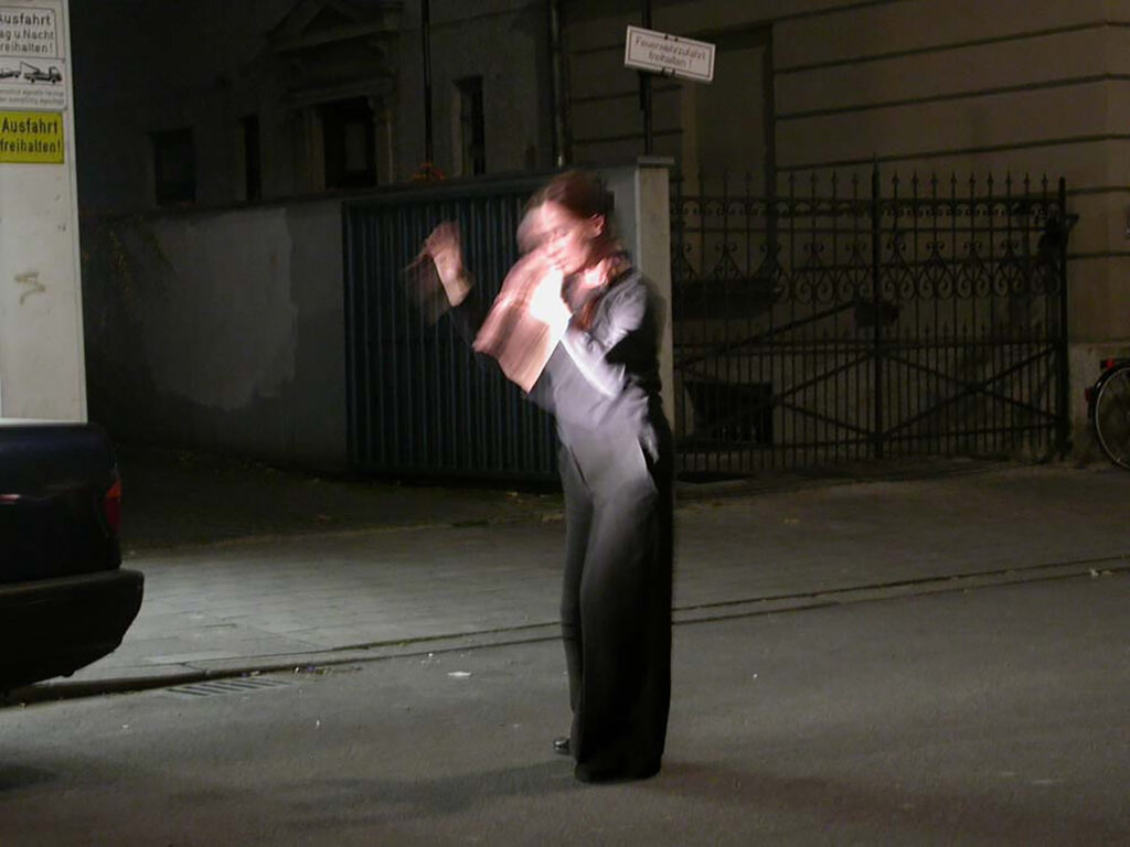 Bild Helga Seewann Tanzperformance im Rahmen der westendstudios auf der Straße