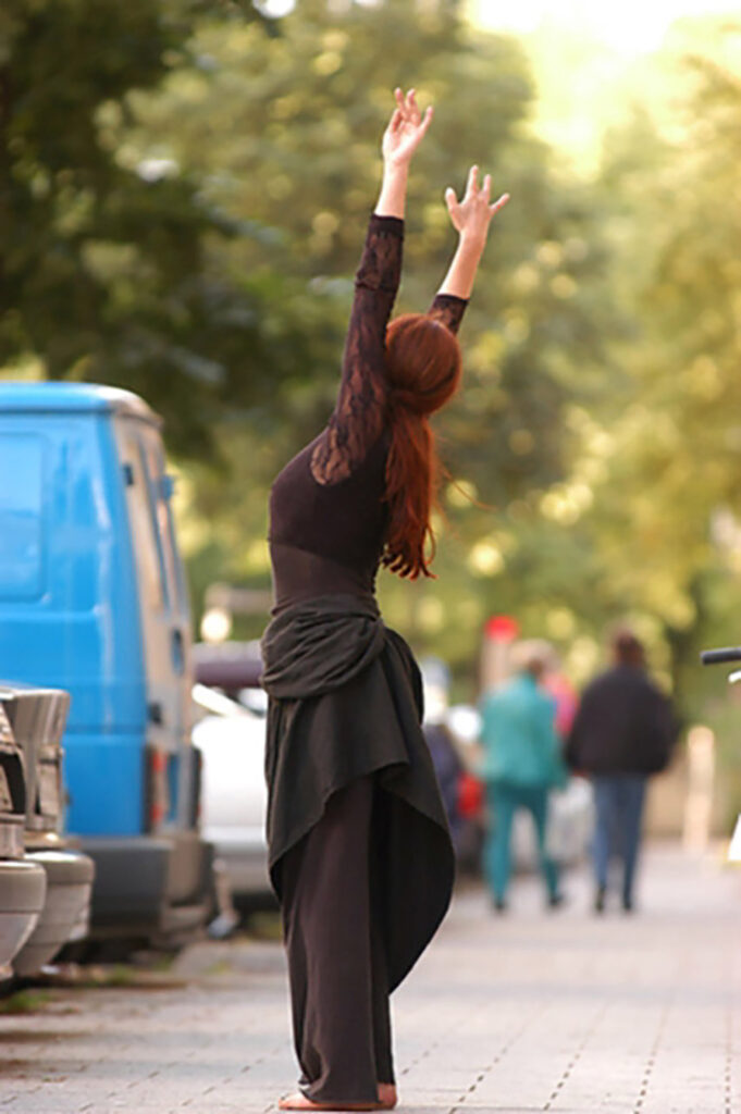 Bild Helga Seewann Tanzperformance auf der Straße, Kunst im Karrée