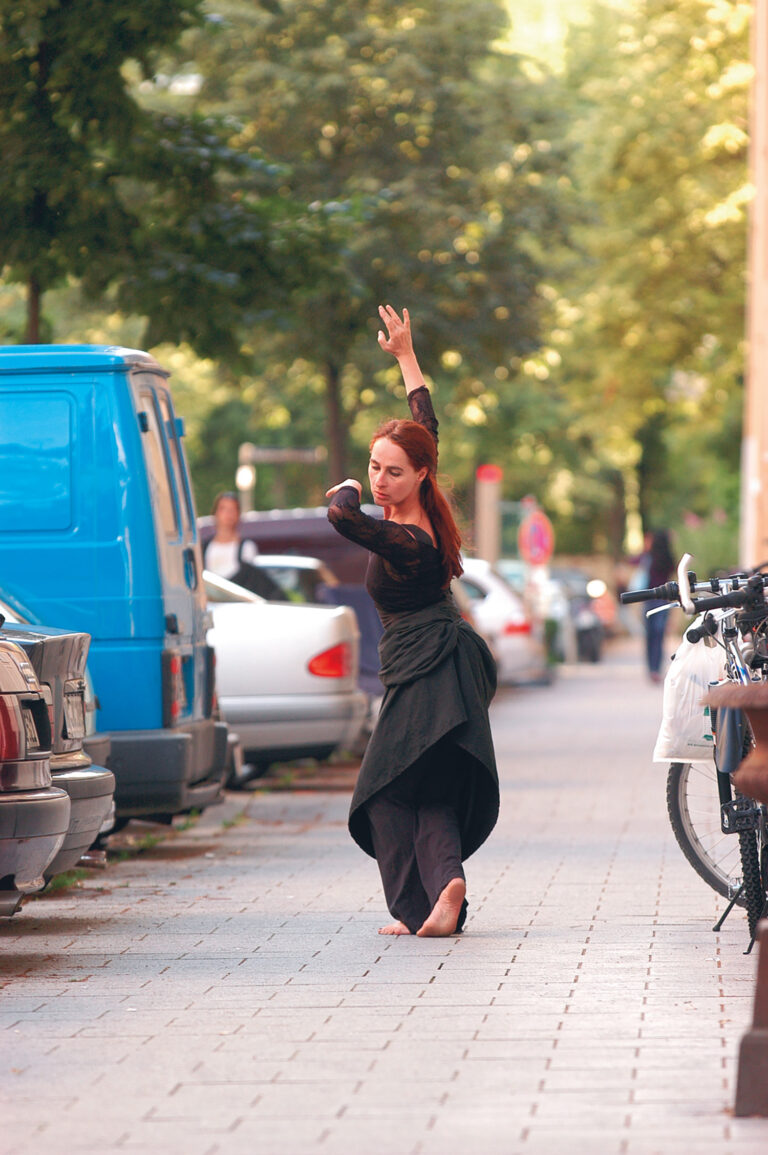 Bild Helga Seewann Tanzperformance auf der Straße, Kunst im Karrée