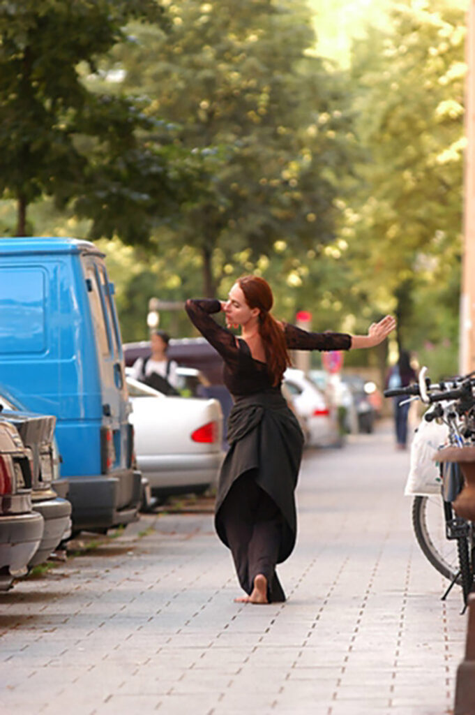 Bild Helga Seewann Tanzperformance auf der Straße, Kunst im Karrée