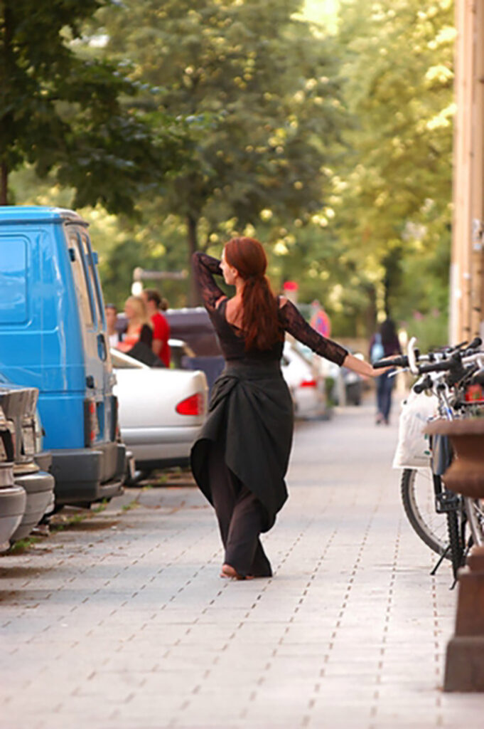 Bild Helga Seewann Tanzperformance auf der Straße, Kunst im Karrée