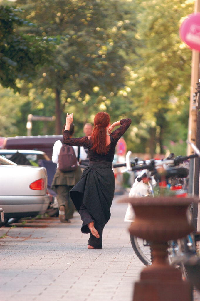 Bild Helga Seewann Tanzperformance auf der Straße, Kunst im Karrée