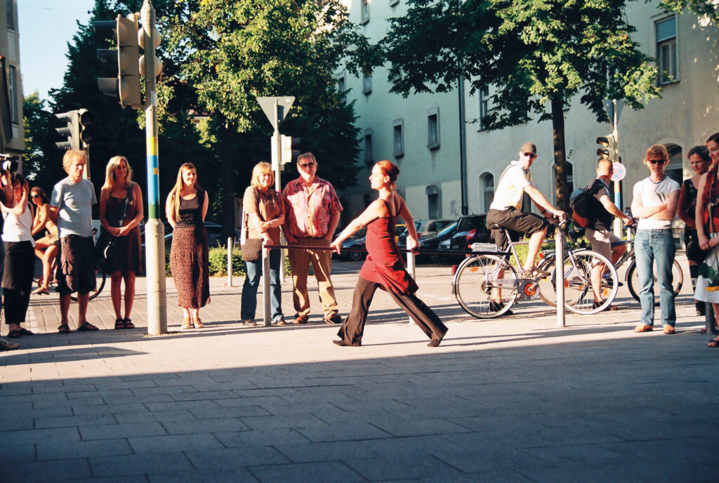 Bild Helga Seewann Tanzperformance auf der Straße