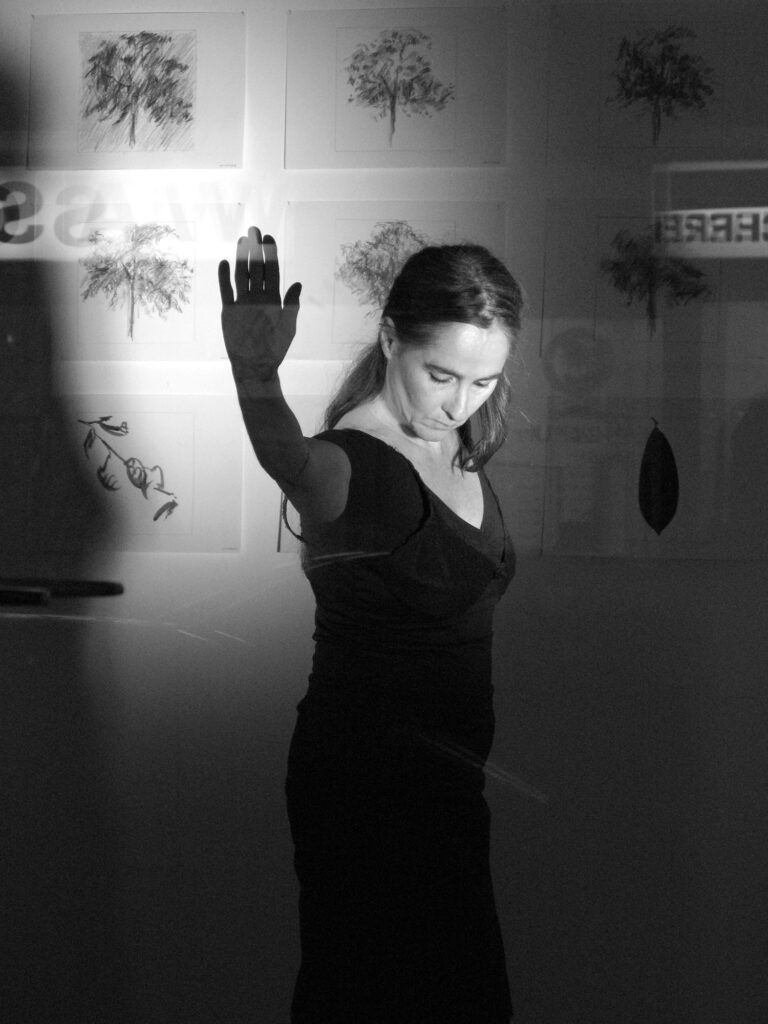 Bild Helga Seewann Tanzperformance im Studio Wolfgang Gebhard