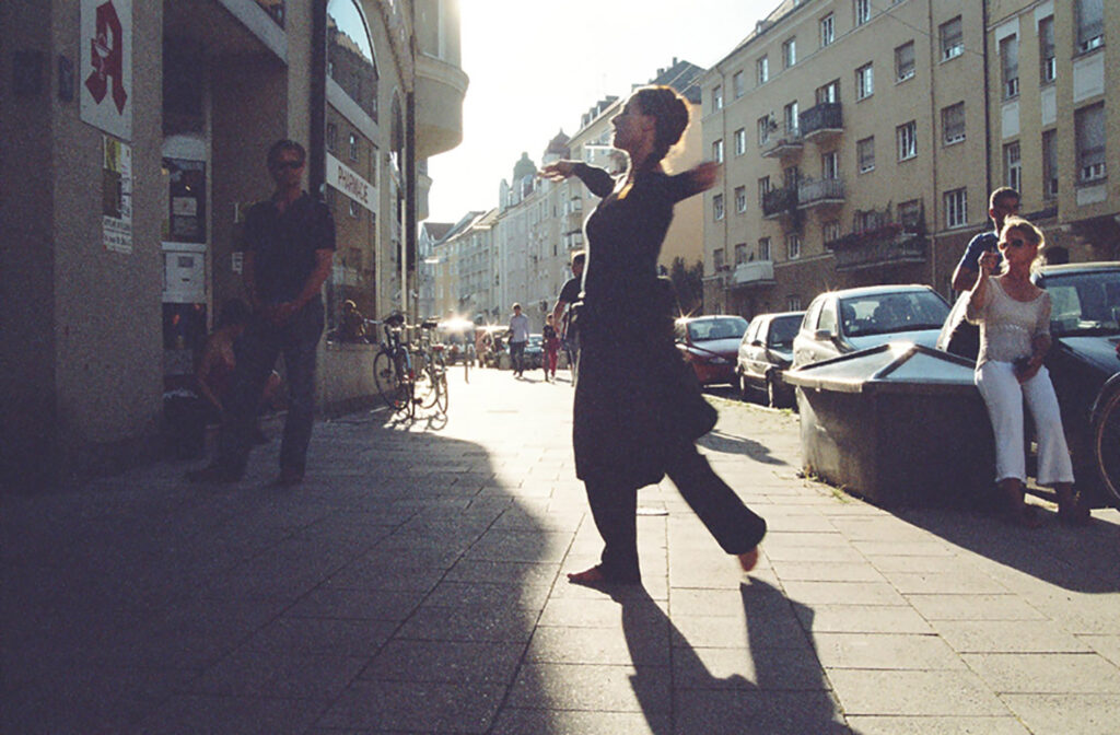 Bild Helga Seewann Tanzperformance auf der Straße