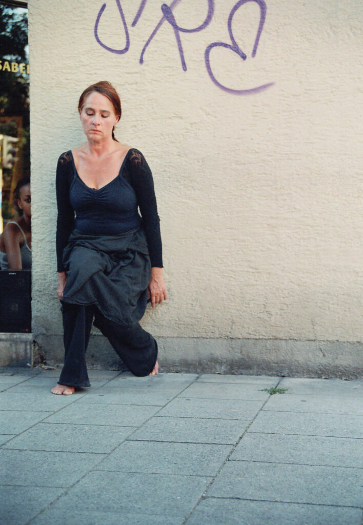 Bild Helga Seewann Tanzperformance auf der Straße