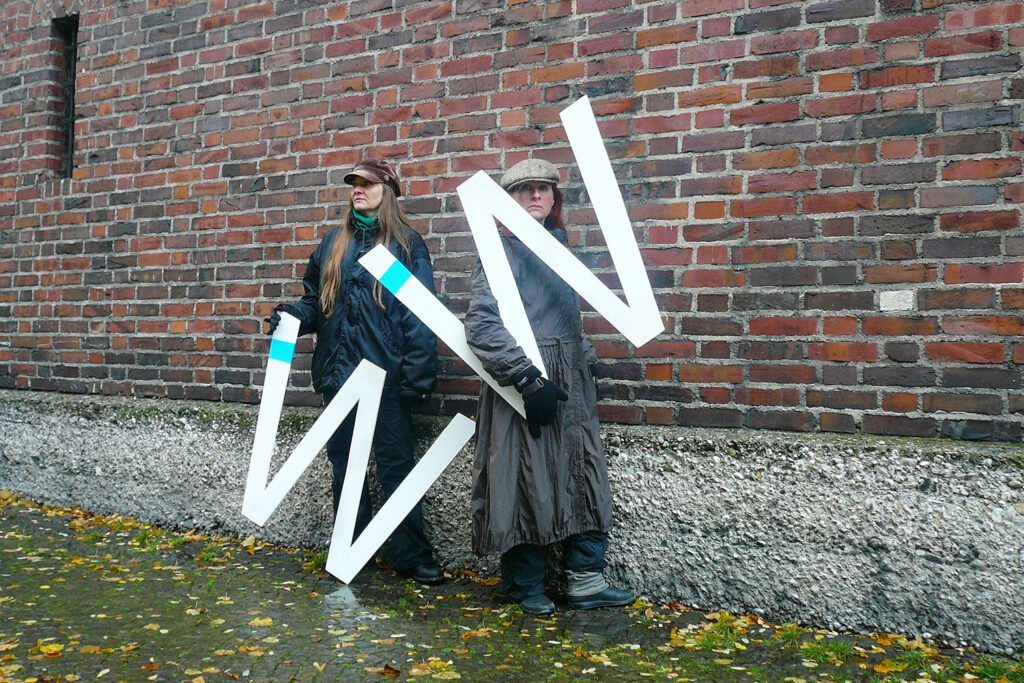 Bild Helga Seewann und Manuela Schelle Performance im Rahmen der westendstudios