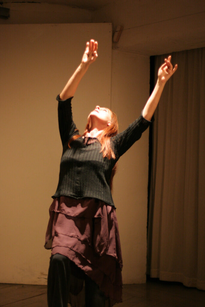 Bild Helga Seewann Tanzperformance, auf der Bühne, blaue Maus
