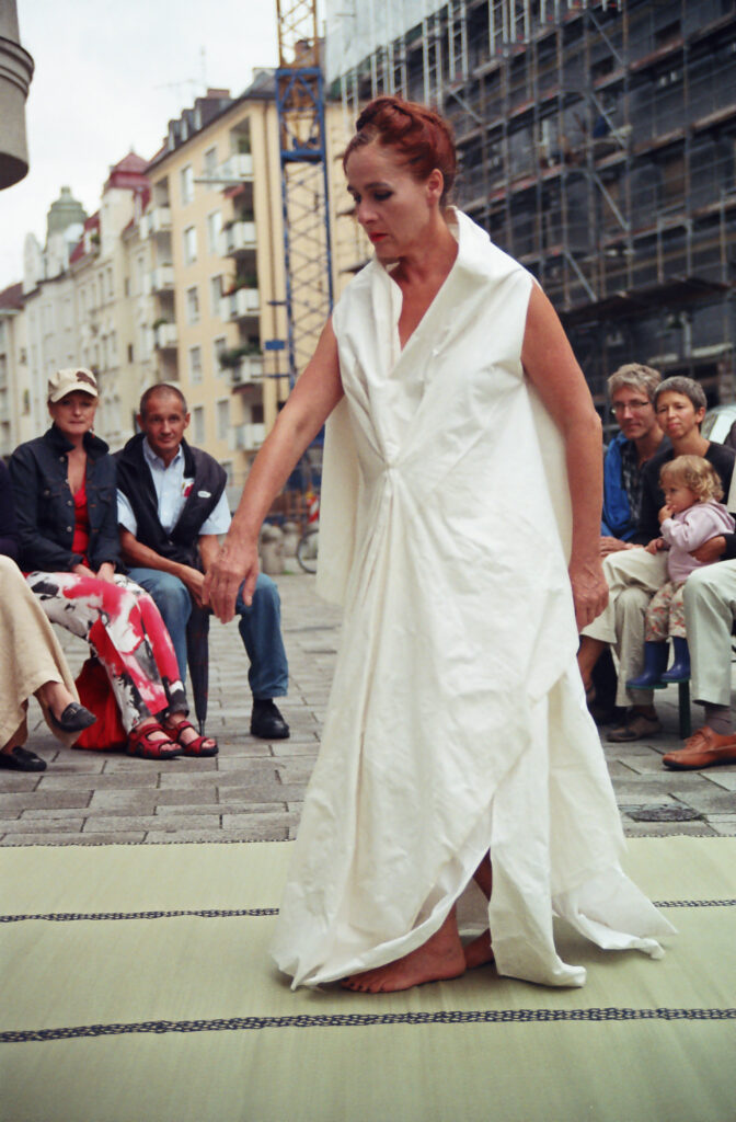 Bild Helga Seewann Tanzperformance auf der Straße, Kunst im Karrée