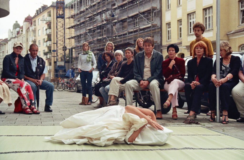 Bild Helga Seewann Tanzperformance auf der Straße, Kunst im Karrée