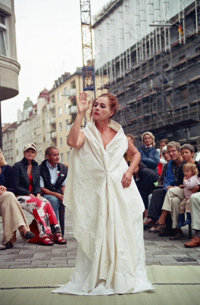 Bild Helga Seewann Tanzperformance auf der Straße, Kunst im Karrée