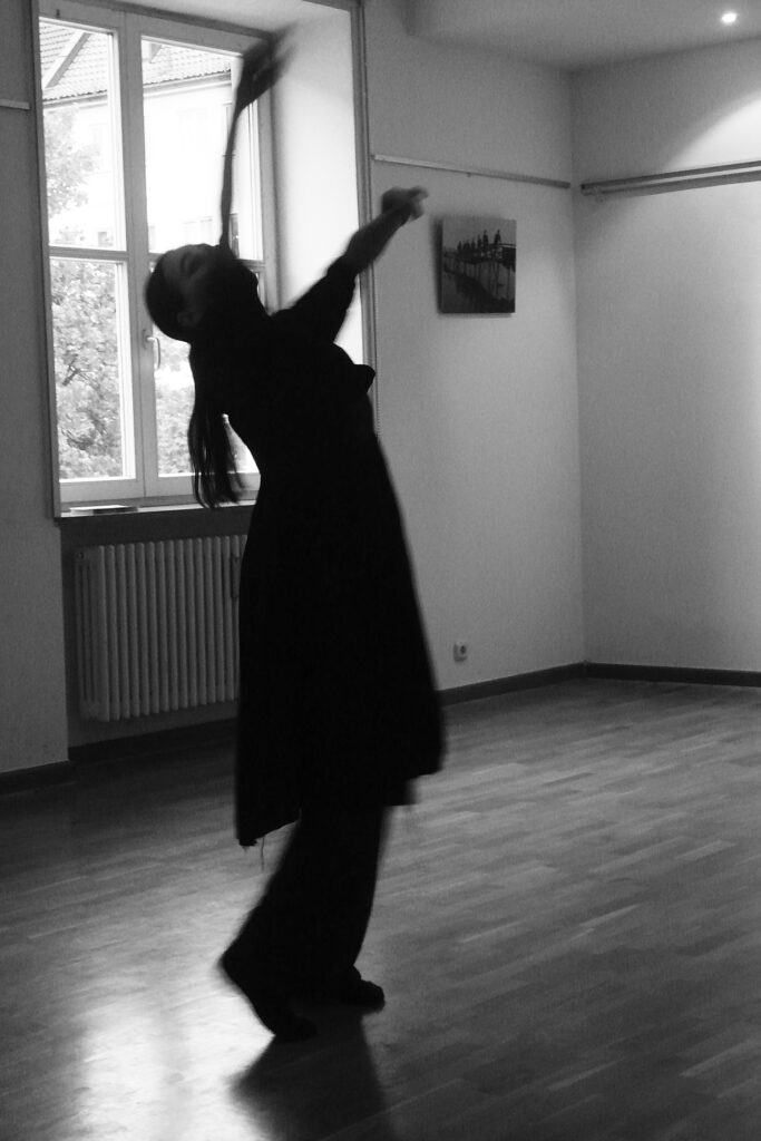 Bild Helga Seewann Tanzperformance, griechisches Haus, westendstudios