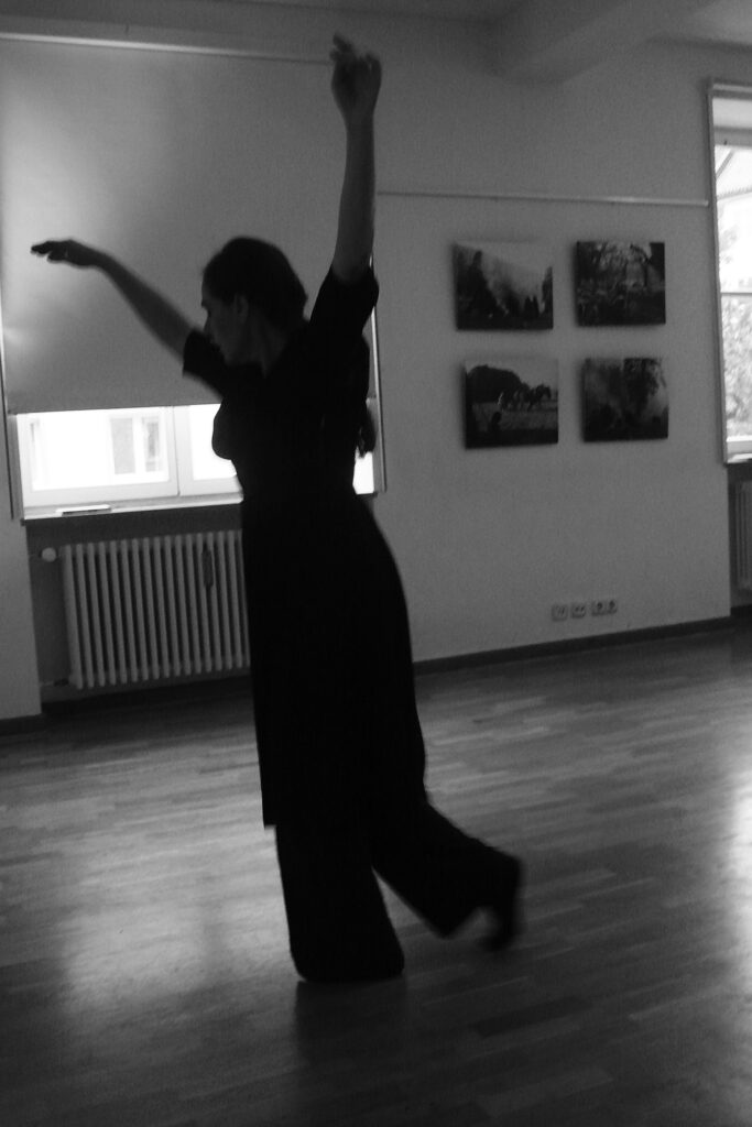 Bild Helga Seewann Tanzperformance im griechischen Haus