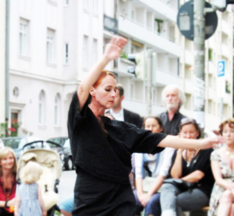 Bild Helga Seewann tanzt auf der Straße, Pina Bausch gewidmet, Kunst im Karrée