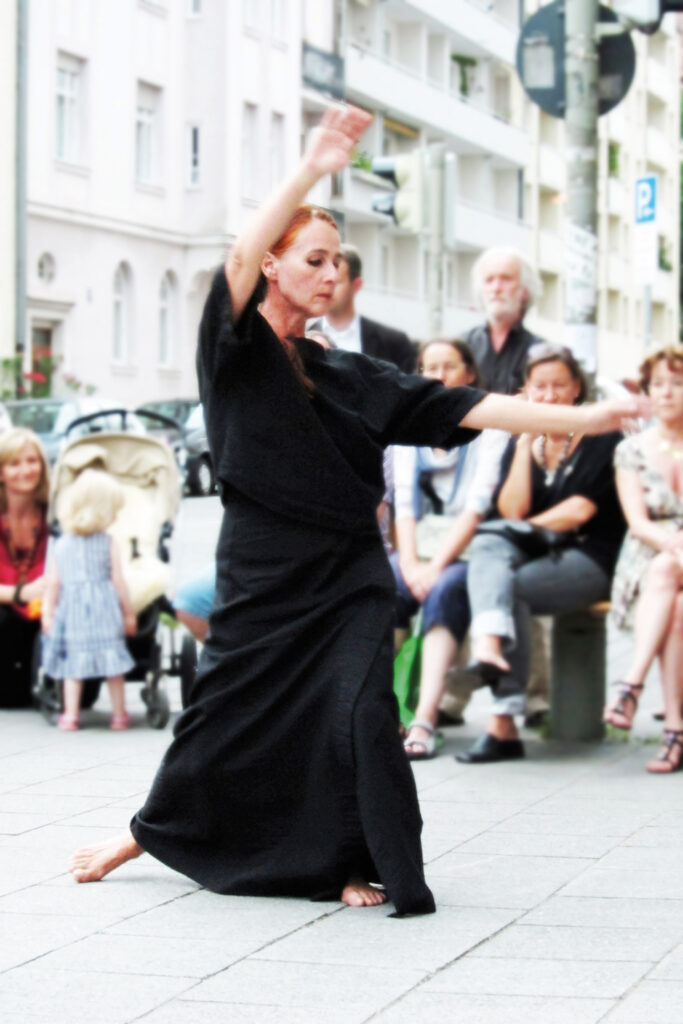 Bild Helga Seewann tanzt auf der Straße, Pina Bausch gewidmet, Kunst im Karrée