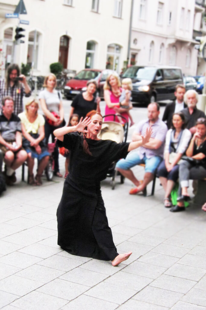 Bild Helga Seewann tanzt auf der Straße, Pina Bausch gewidmet, Kunst im Karrée