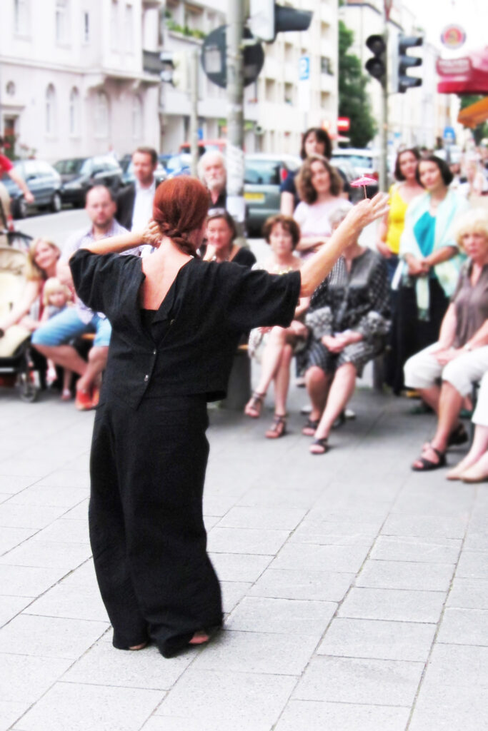 Bild Helga Seewann tanzt auf der Straße, Pina Bausch gewidmet, Kunst im Karrée