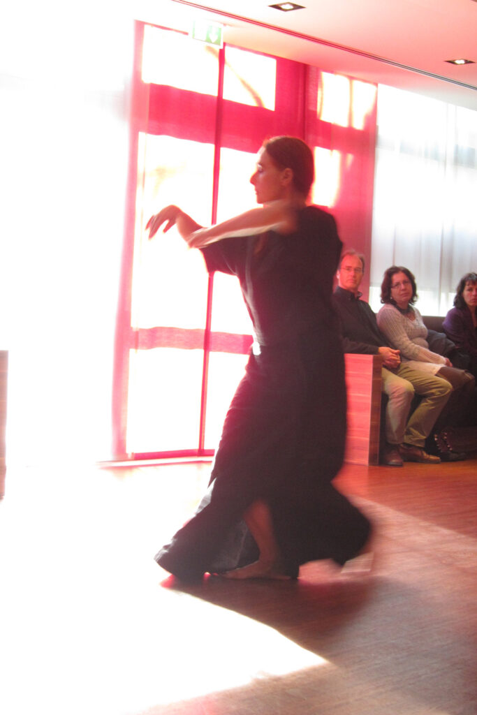 Bild Helga Seewann tanzt im Rahmen der westendstudios, Pina Bausch gewidmet