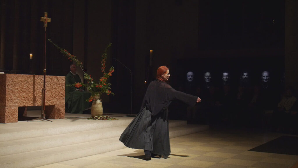 Bild Helga Seewann tanzt vor dem Altar in St. Paul