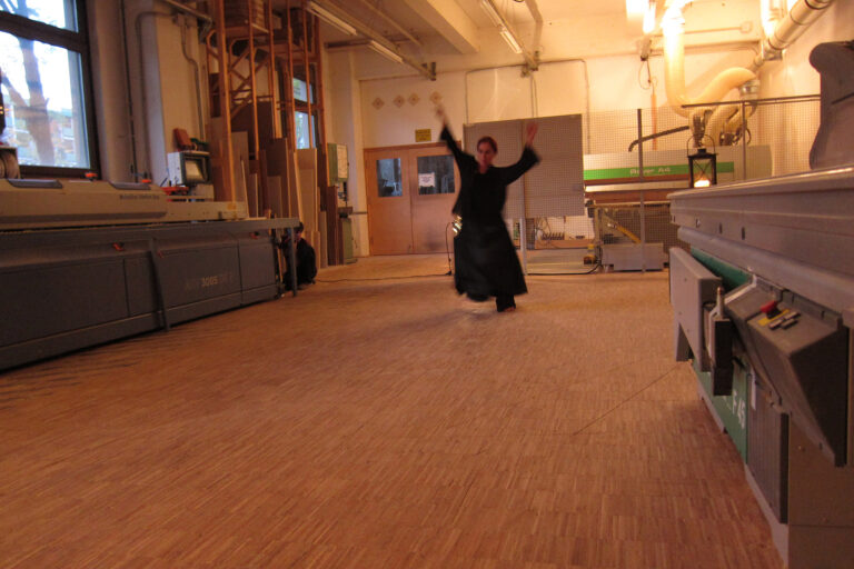 Bild Helga Seewann tanzt in Werkhalle, westendstudios