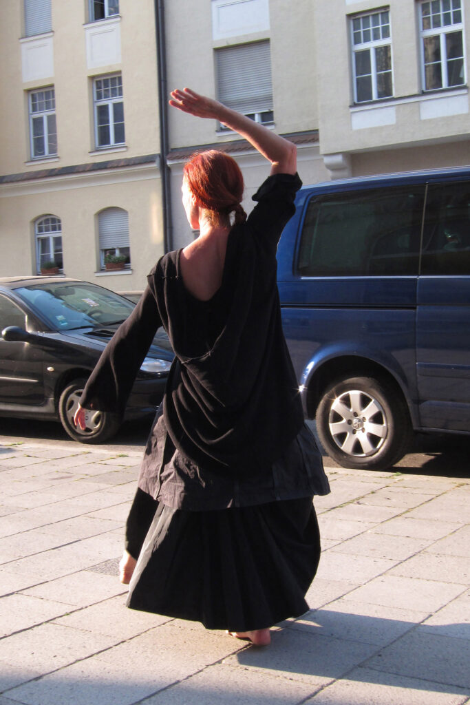 Bild Helga Seewann tanzt auf der Straße, Kunst im Karrée