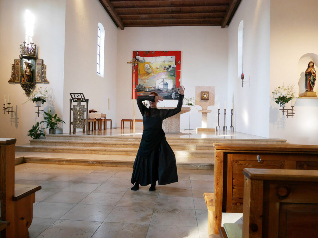 Bild Helga Seewann Gedenktanz Kurt Huber im Kirchenraum