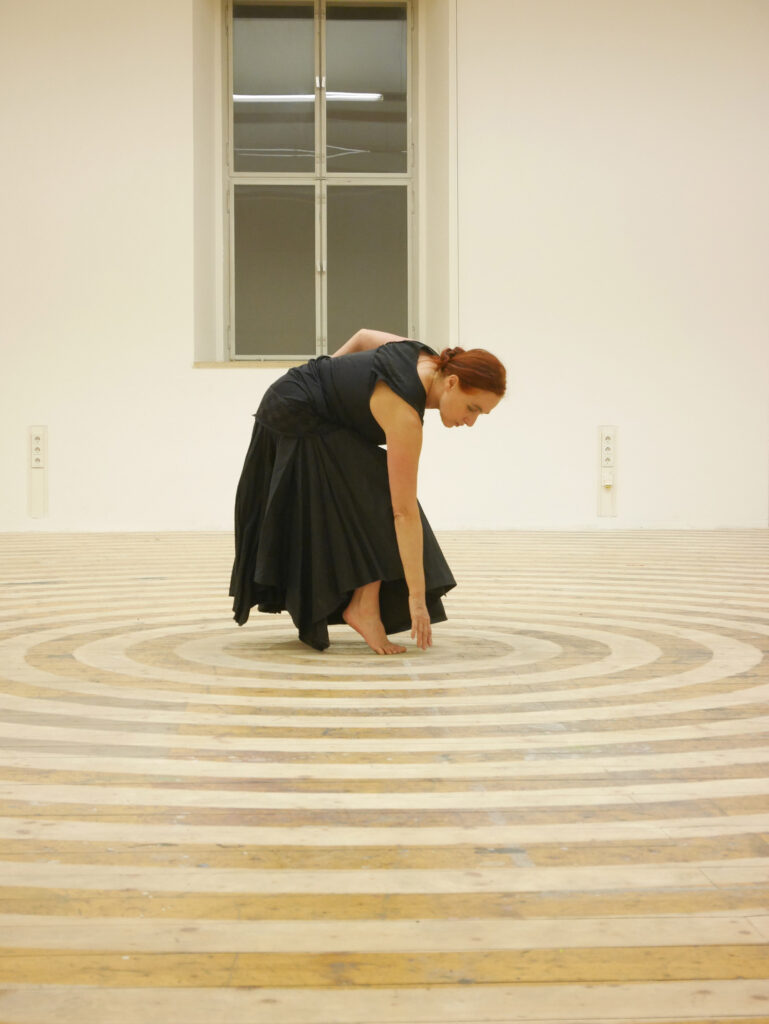 Bild Helga Seewann Tanzperformance in Rauminstallation