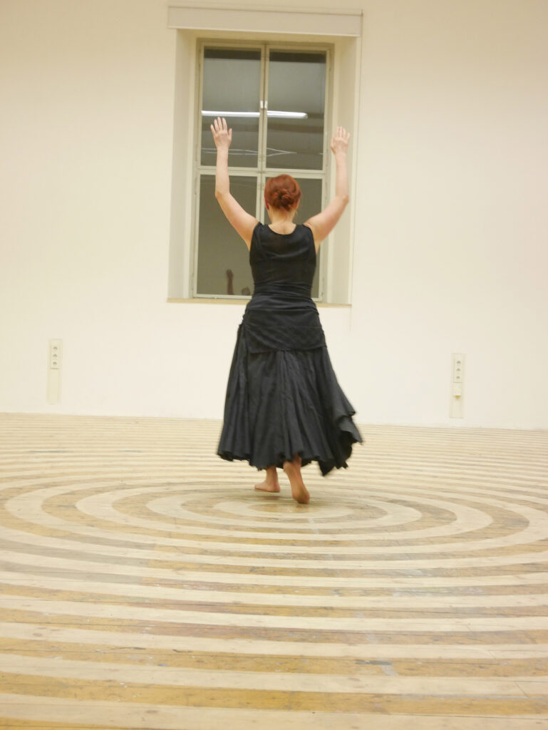 Bild Helga Seewann Tanzperformance in Rauminstallation von Felix Rodewaldt