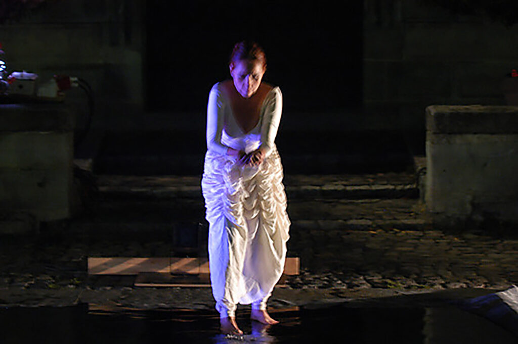 Bild Helga Seewann Performance Brunnenlauf und Wasser tanzt