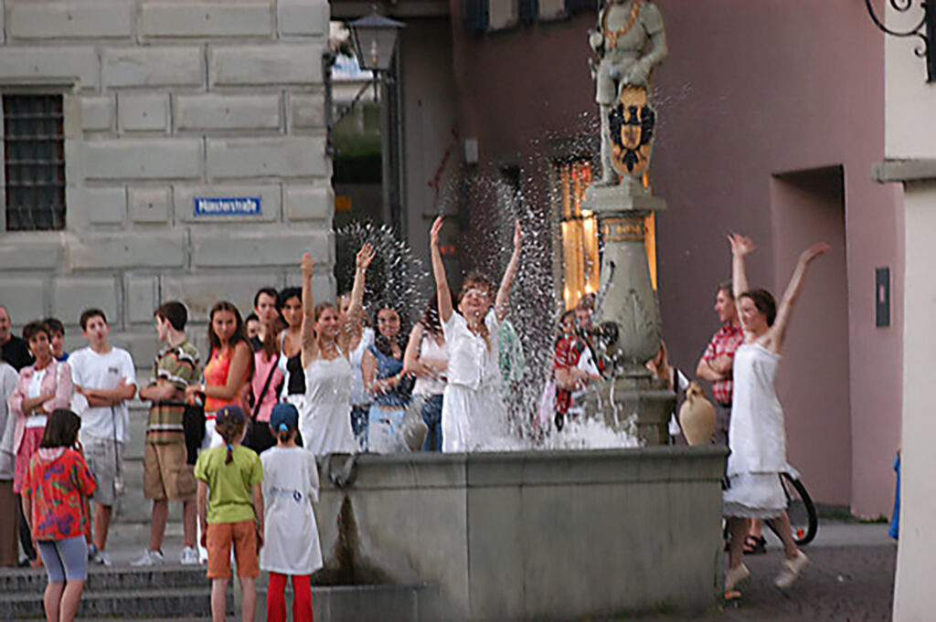 Bild die Mädchen am Brunnen, Brunnenlauf und Wasser tanzt, Überlingen