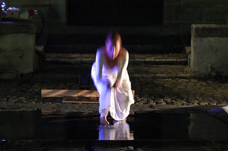 Bild Helga Seewann, Performance, Brunnenlauf und Wasser tanzt, Überlingen