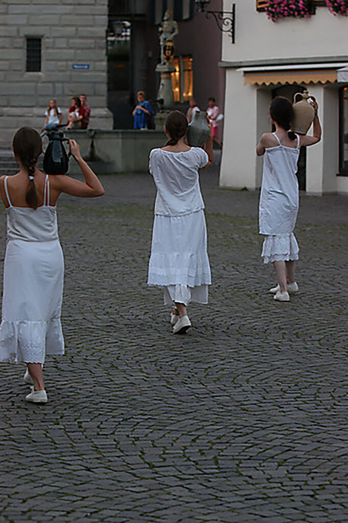 Bild die Mädchen, Brunnenlauf und Wasser tanzt, Überlingen