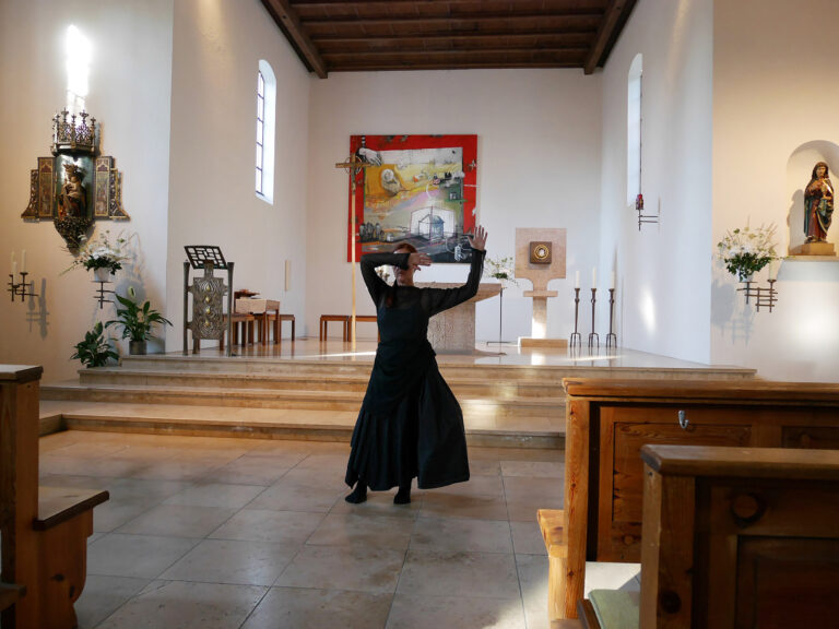 Bild Helga Seewann Tanzperformance, Ausstellung Glaube Liebe Hoffnung