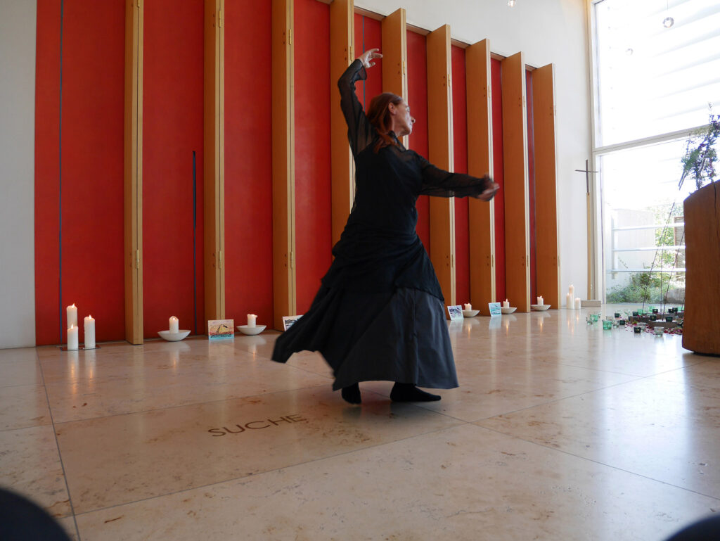 Bild Helga Seewann tanzt auf Trauerfeier