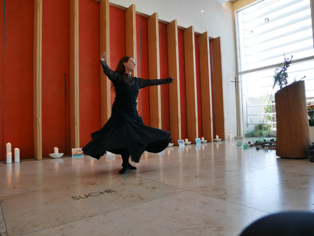 Bild Helga Seewann tanzt bei Aetas