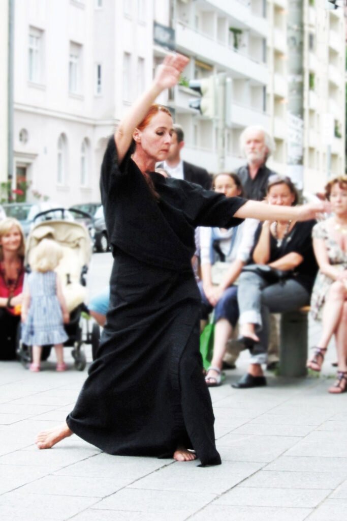 Bild Helga Seewann tanzt auf der Straße