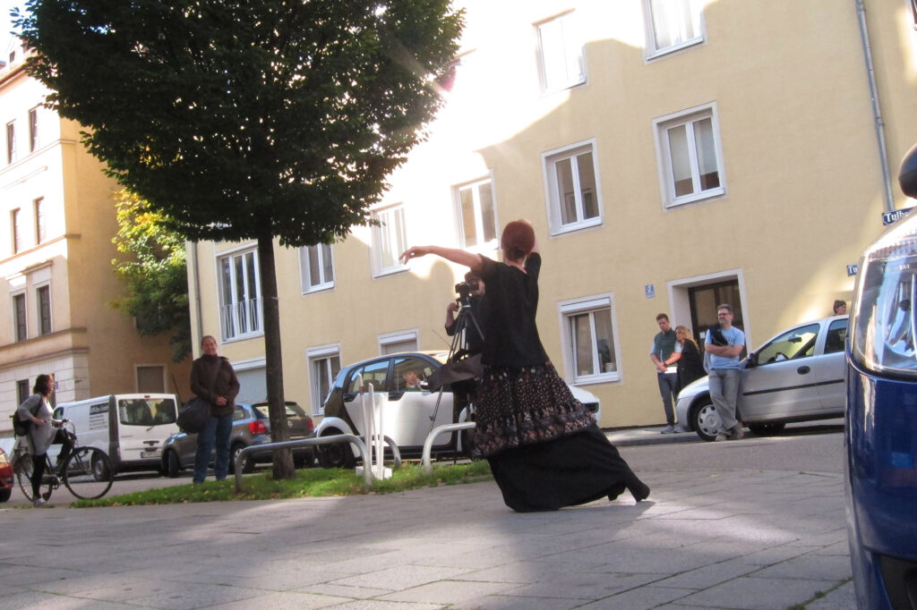 Bild Helga Seewann tanzt auf der Straße, westendstudios
