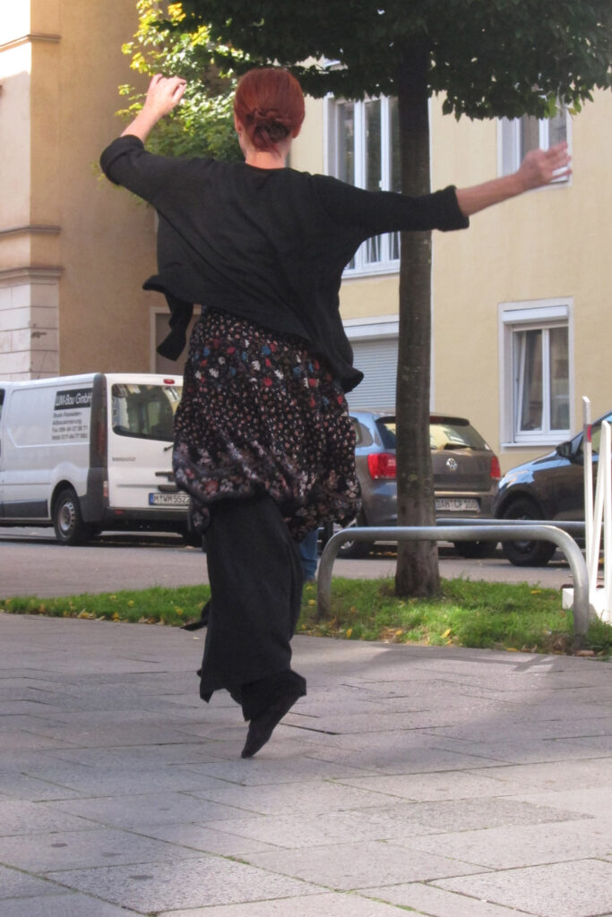 Bild Helga Seewann Tanzpeformance auf der Straße, westendstudios