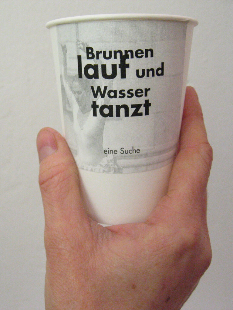 Bild Trinkbecher Brunnenlauf und Wasser tanzt