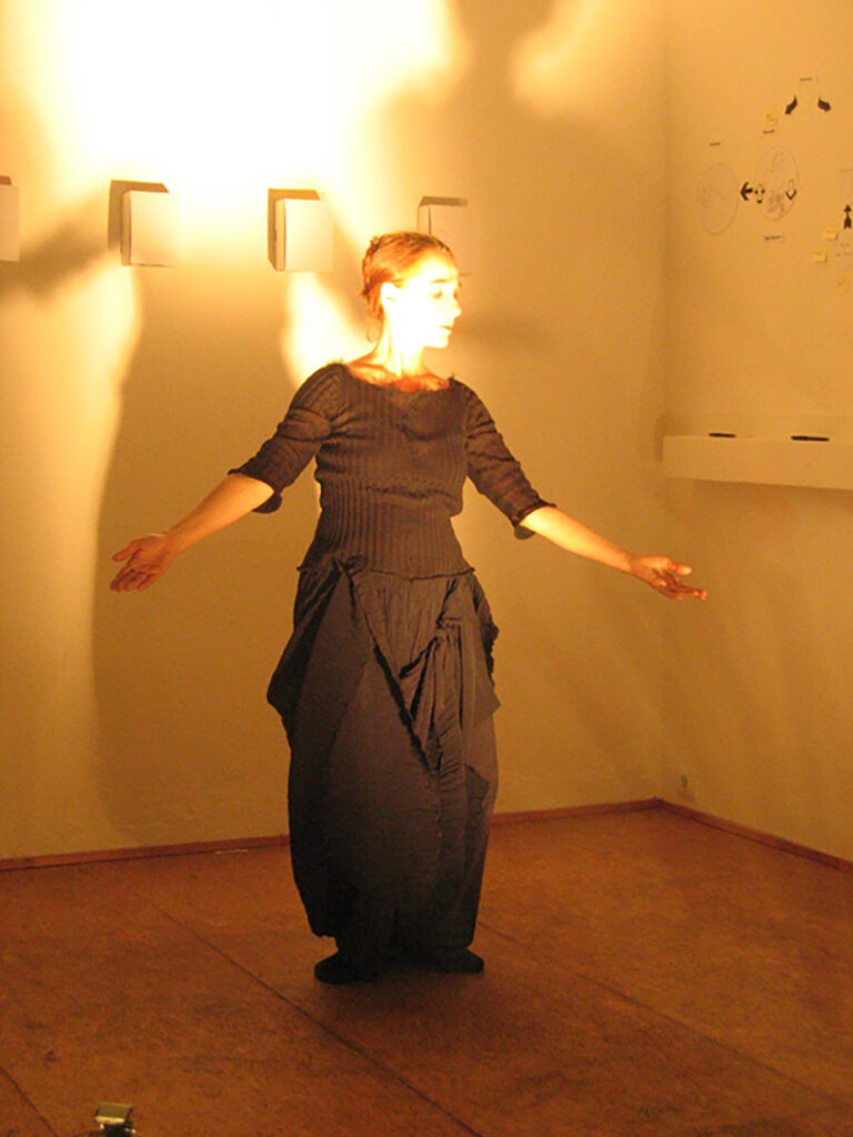 Bild Helga Seewann Tanzperformance im Rahmen der westendstudios