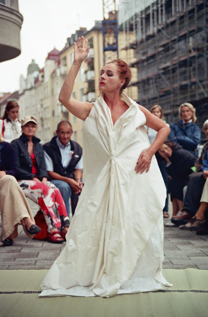 Bild Helga Seewann Tanzperformance auf der Straße