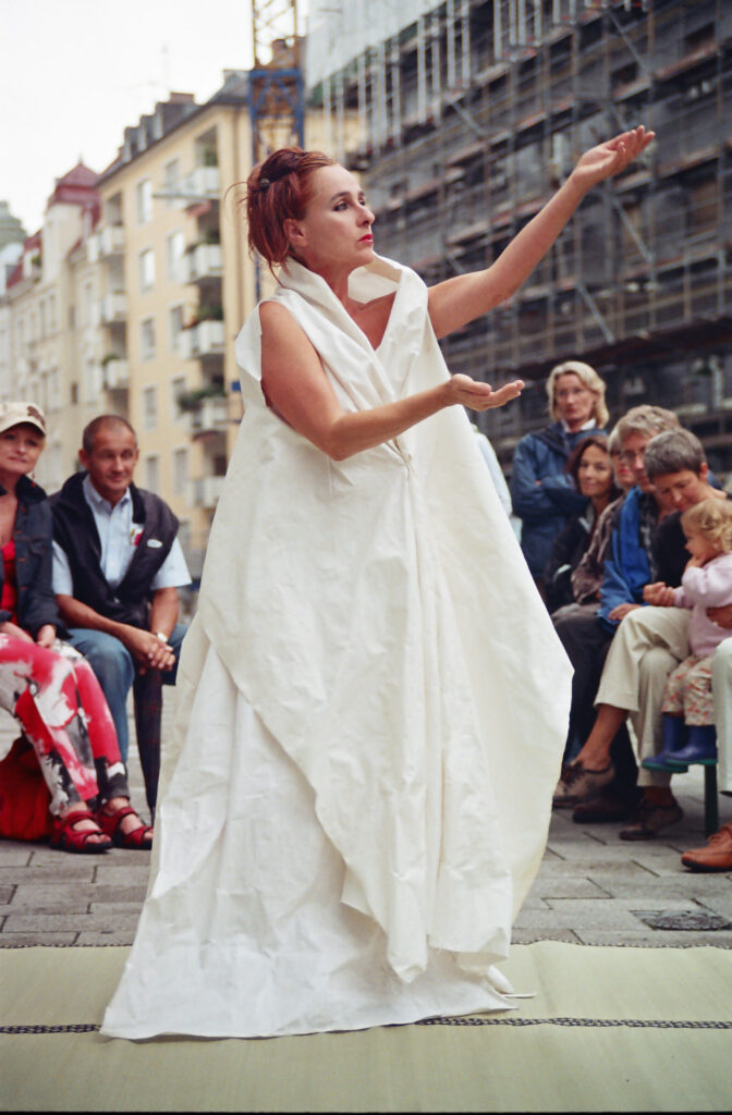 Bild Helga Seewann Tanzperformance auf der Straße
