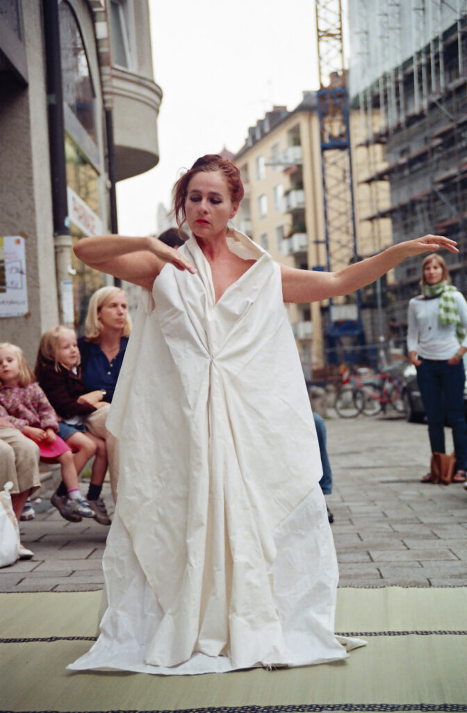 Bild Helga Seewann Tanzperformance auf der Straße