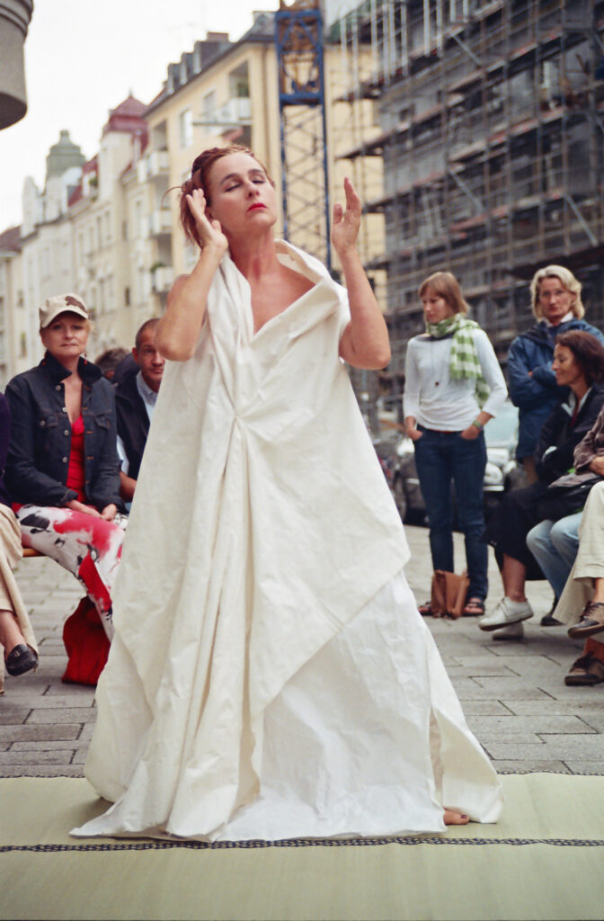 Bild Helga Seewann Tanzperformance auf der Straße