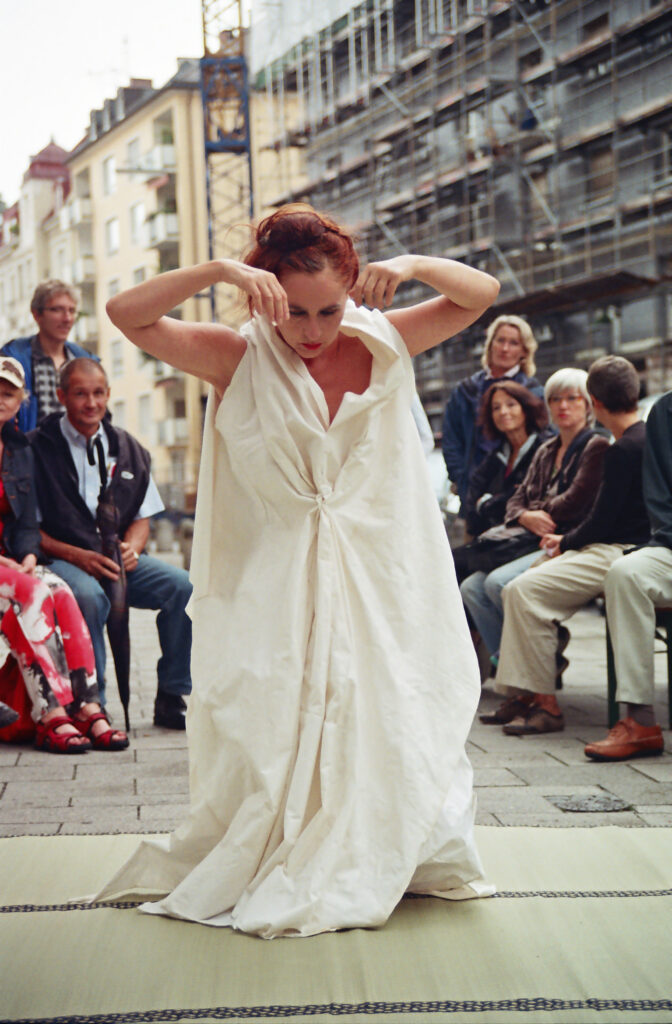 Bild Helga Seewann Tanzperformance auf der Straße